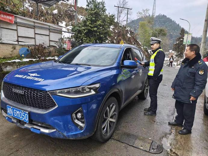 1月26日，梨溪口鄉(xiāng)綜合行政執(zhí)法隊(duì)同片區(qū)派出所開展聯(lián)合執(zhí)勤，對(duì)騎乘摩托車不佩戴安全頭盔，無牌無證、駕駛轎車不系安全帶等違法行為開展勸導(dǎo)和查處。 (4)