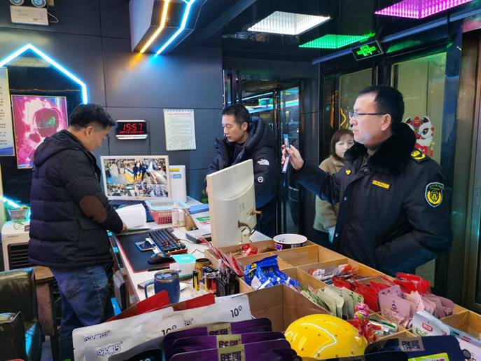 1月25日至26日，文化旅游廣電體育局副局長左桂華帶隊(duì)，市場管理股、文化綜合執(zhí)法大隊(duì)等7人參加，對(duì)轄區(qū)內(nèi)網(wǎng)吧、KTV，電子游樂場所進(jìn)行安全生產(chǎn)檢查，督促經(jīng)營場所加強(qiáng)消防安全自查及員工安全知識(shí)培訓(xùn)、演練。 (3)